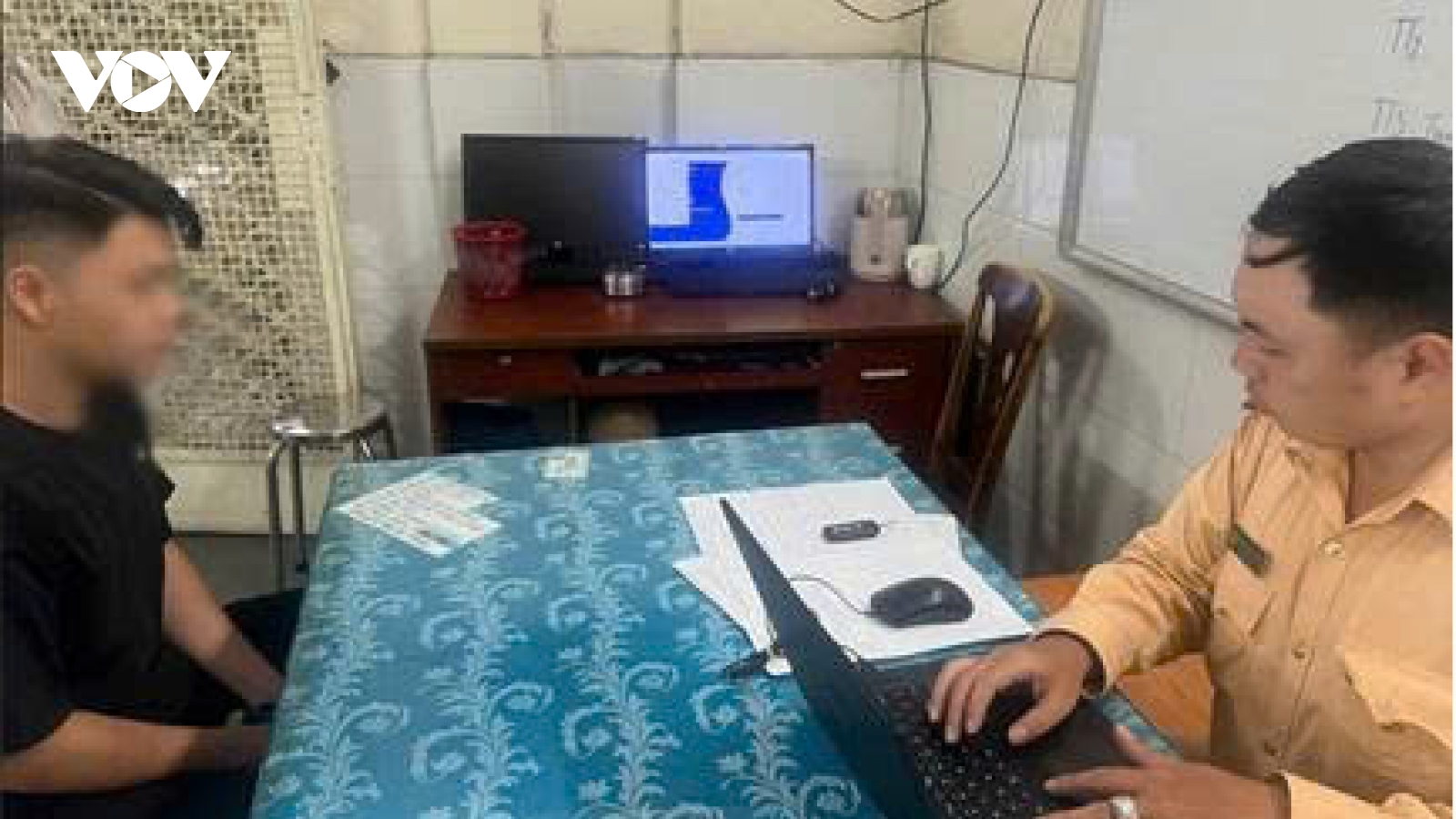 TP.HCM: Xử phạt người điều khiển xe máy buông hai tay trên cầu Ba Son